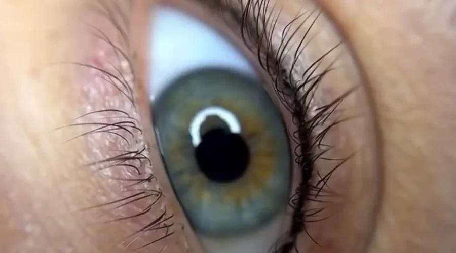 eyeliner tattoo